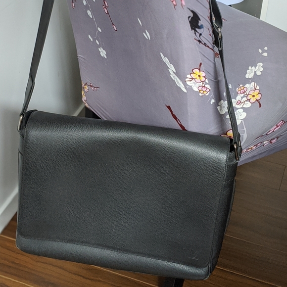 💯Authentic LV Taiga Roman Messenger Bag - Picture 7 of 8